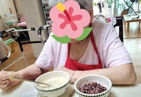 인지기능 증진을 위한 칠교놀이 및 식사 도움